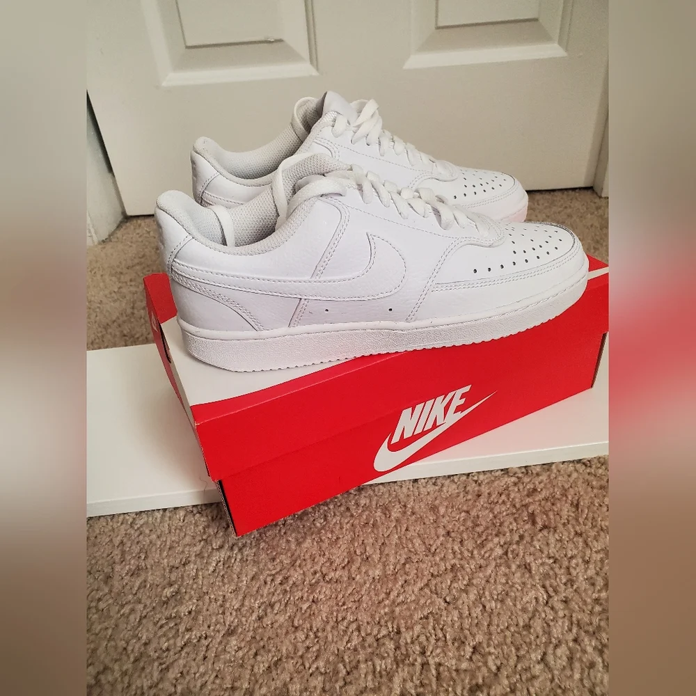 Womens White Nike - Picture 3 of 5